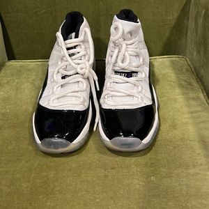 Air Jordons size 7Y black and white barely worn